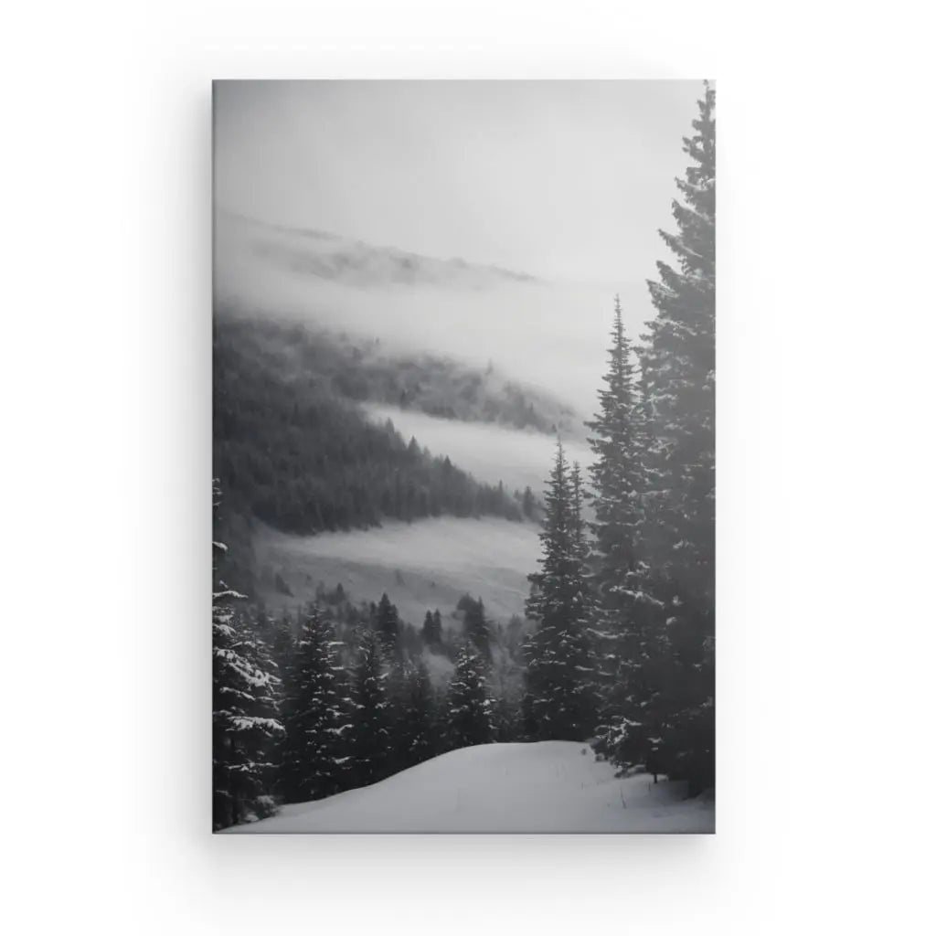 Le Tableau Forêt Enneigée se distingue par son réalisme captivant et ses tons en noir et blanc, capturant la beauté d’une forêt enneigée pour une décoration inspirée par la nature.